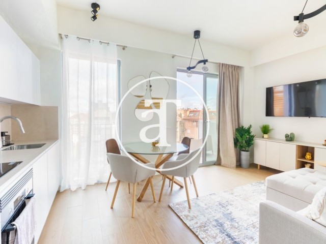 Appartement en location temporaire avec 2 chambres, terrasse, parking et piscine à Ciudad Lineal