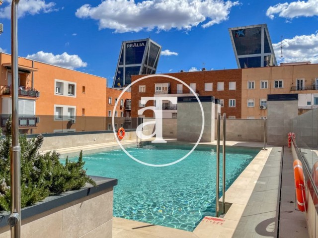 Piso de alquiler temporal de 3 habitaciones y 2 baños con balcón y piscina comunitaria en Plaza Castilla