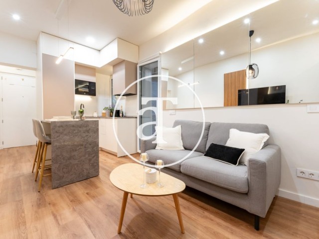 Estudio de alquiler temporal con patio y 1 baño en Argüelles